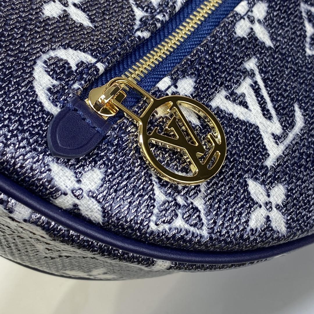 M22928 Loop Moon Bag This model is crafted with Monogram jacquard canvas to create a fashi