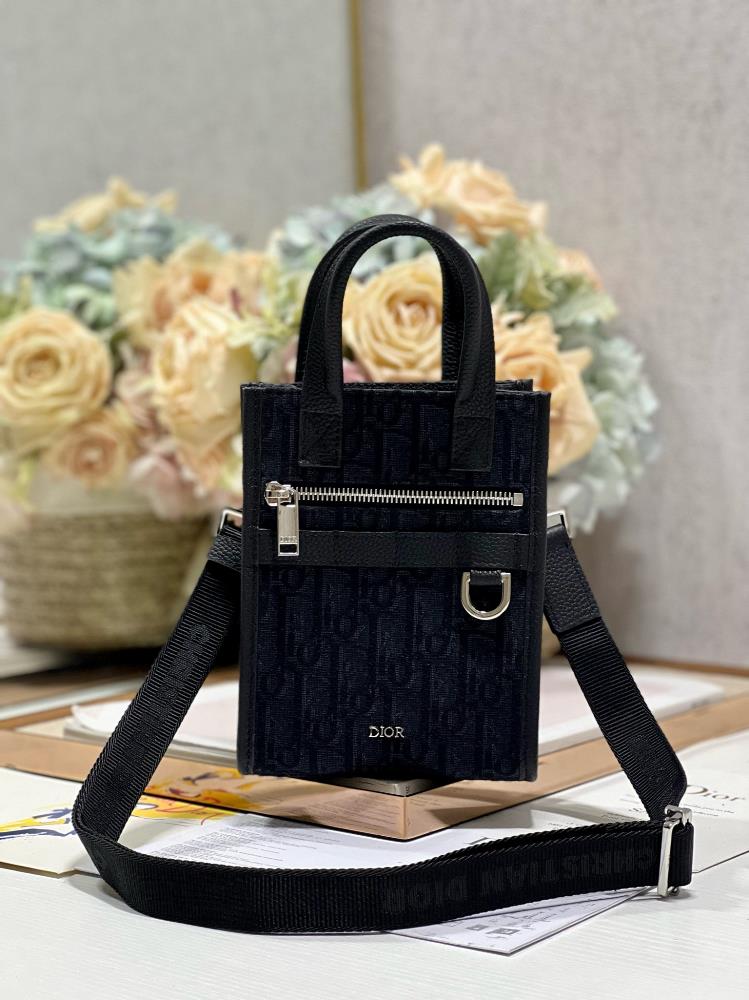 DiorSAFARI NORTHSOUTH Mini Handbag Black ClothThis Safari NorthSouth mini handbag is a new addition to the 2024 spring mens clothing collection comb