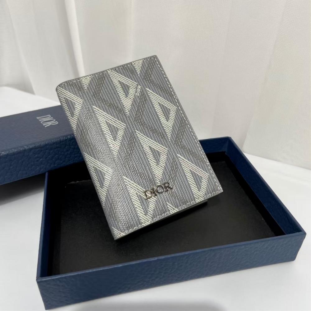DIOR clamp 9919 This double fold clip is practical yet elegant Crafted with coffee colored CD Diamond patterned canvas inspired by Dior archives em