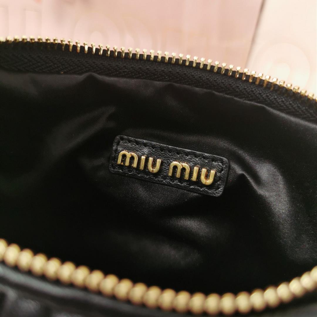 Medium The MiuWander handbag a new product from M family features the iconic Matelasse texture