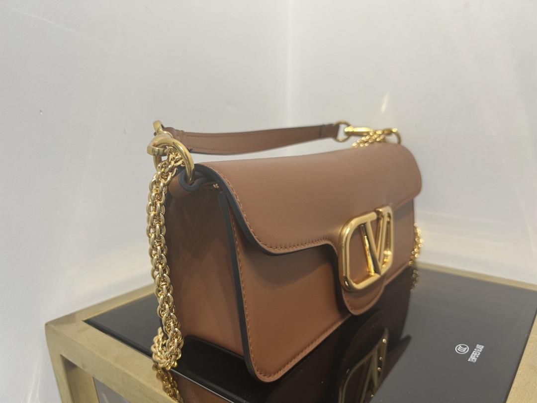 Large new Loc calf leather handbag decorated with metal VLogo SignatureEquipped with detachabl