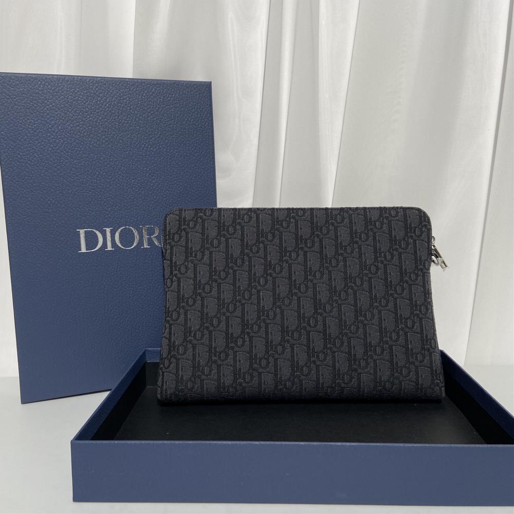 DIOR handbag 90571This handbag is adorned with the iconic Oblique print dating back to th