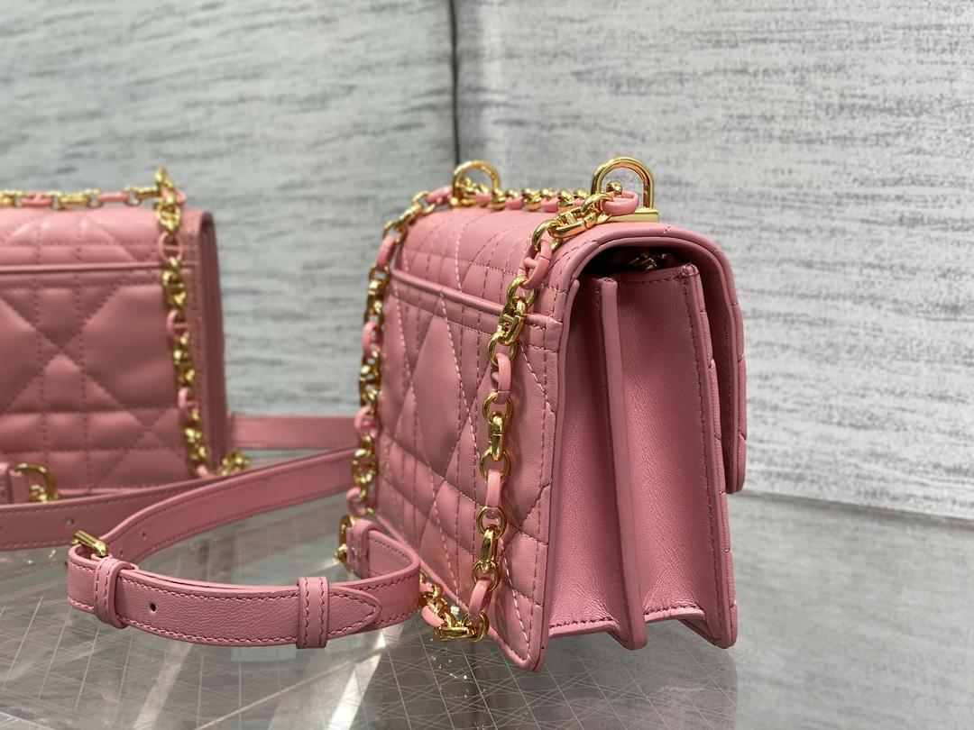 Pink SpotThe chain handbag has been opened and hung making it popular There are no surprises o