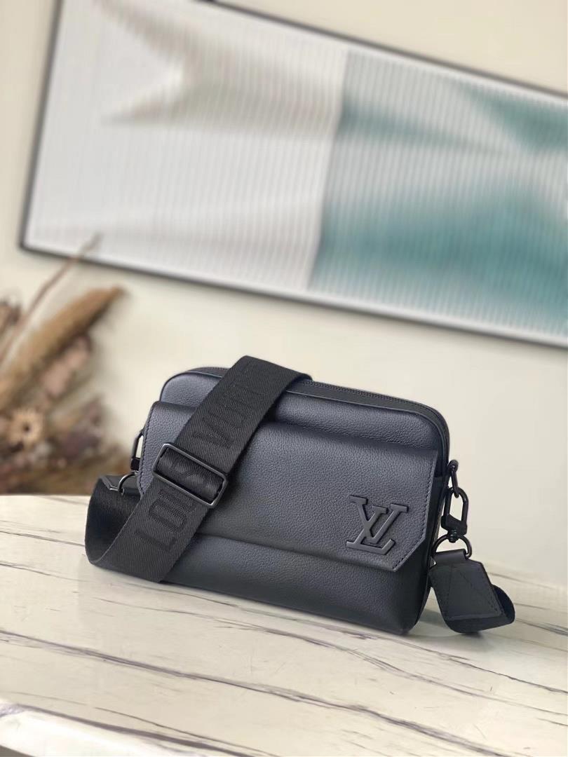 Top grade original M22842 black top layer leather This Fastline messenger bag is made of soft cow le