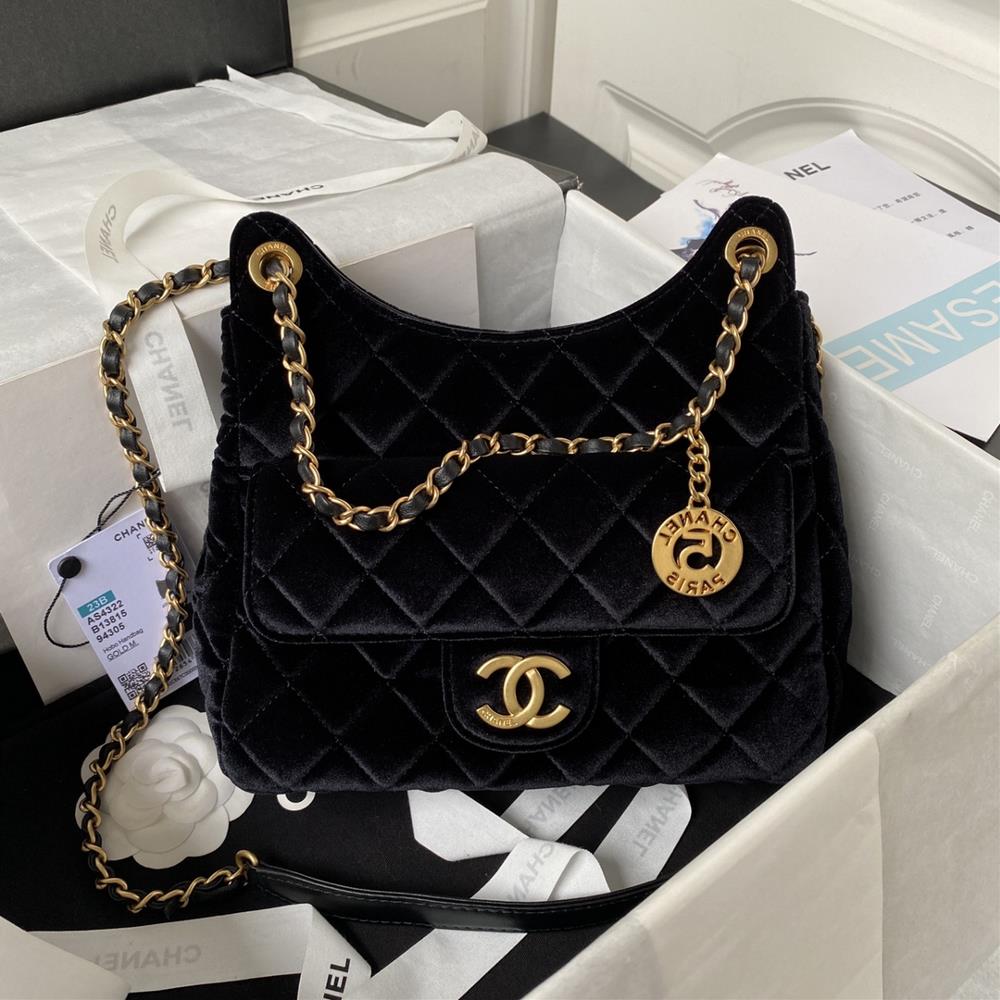 The mid size Chanel23 AS4322 velvet hobo stable shoulder bag has the highest attention to the ceilin