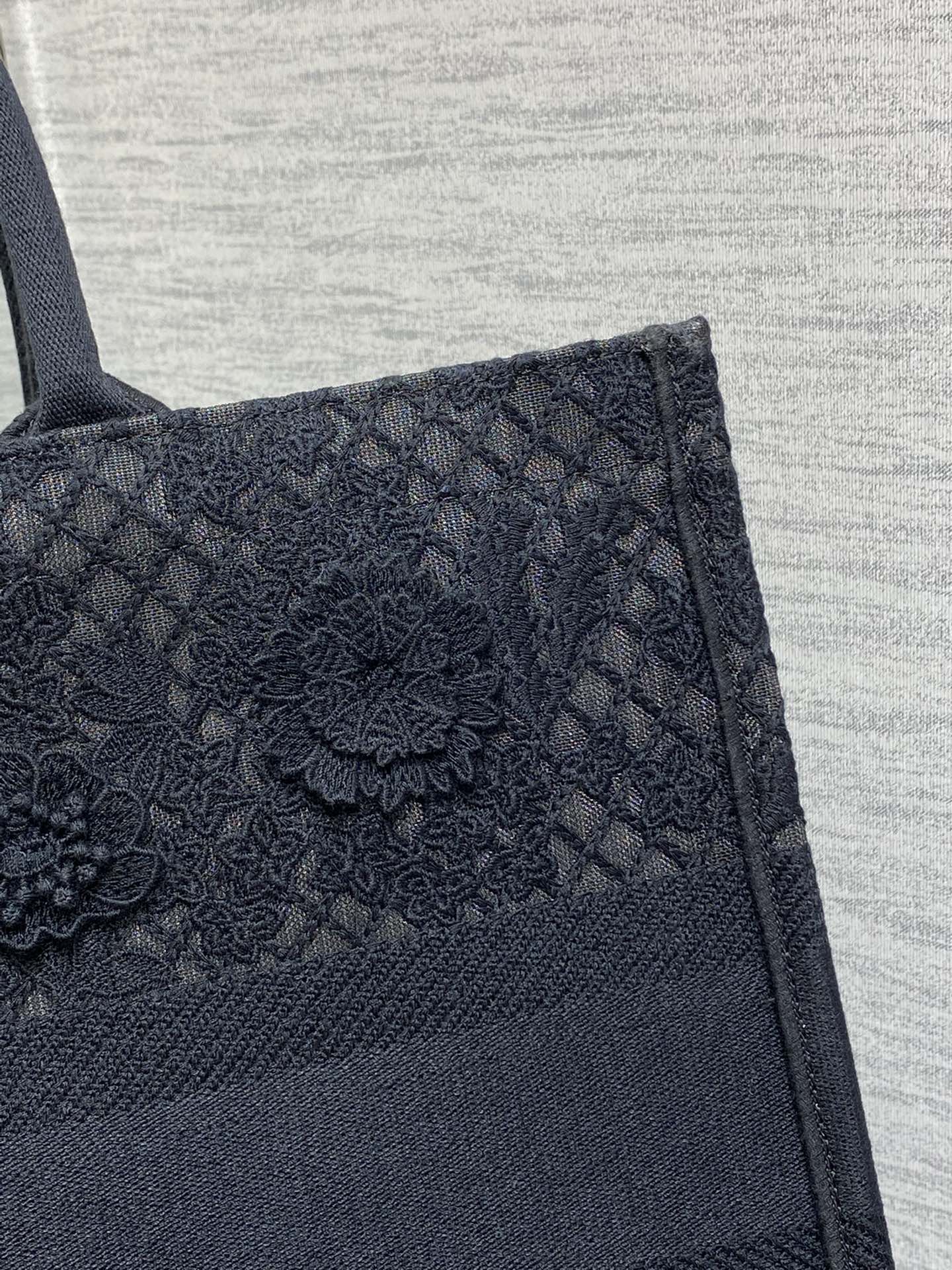 The latest pair of floral lace series has been shipped in a cool and refreshing mannerTotes la