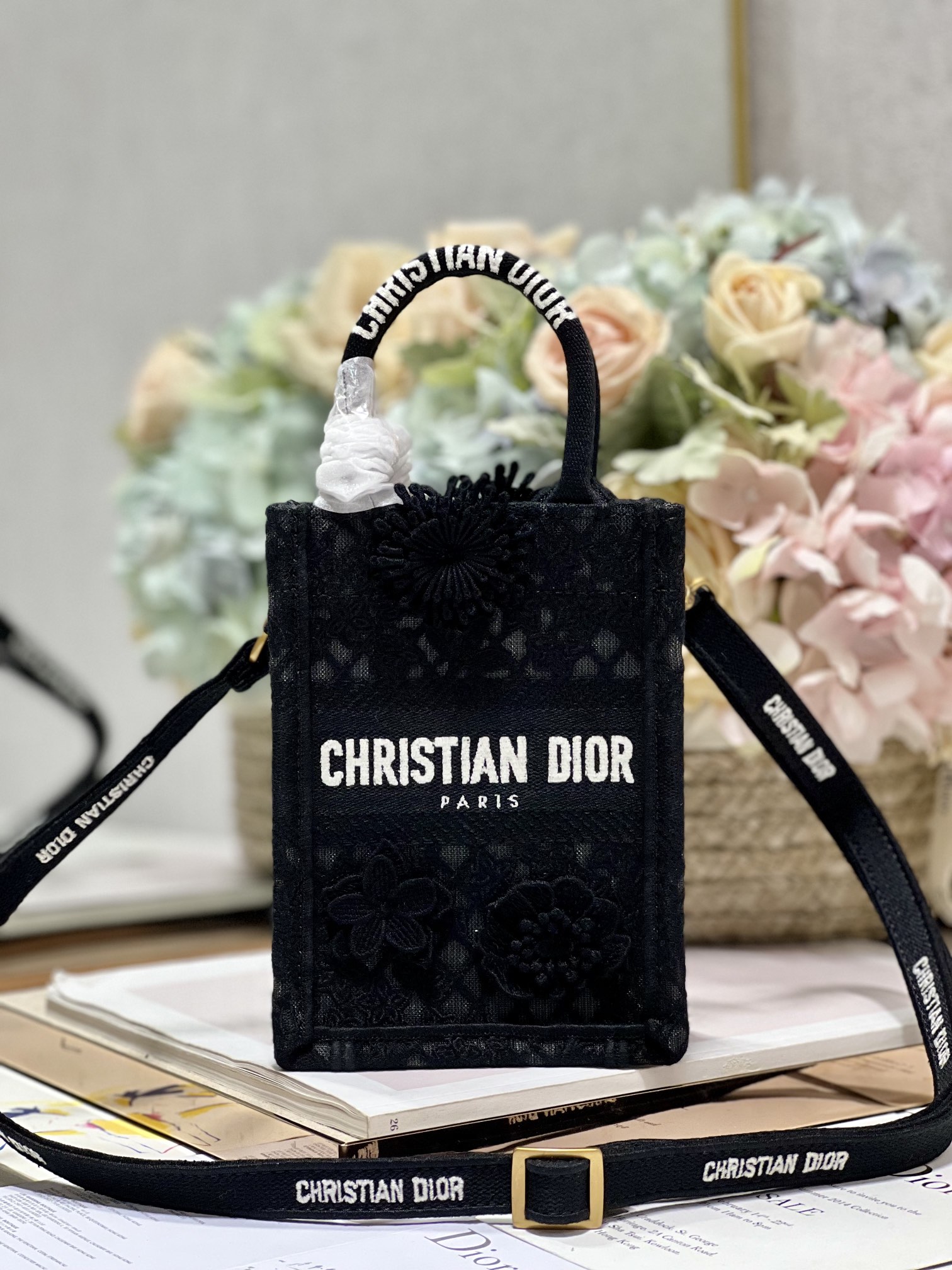 Dior Mini BOOK TOTE Mobile Bag Fish Silk BlackThis phone bag is a new product of this season designe