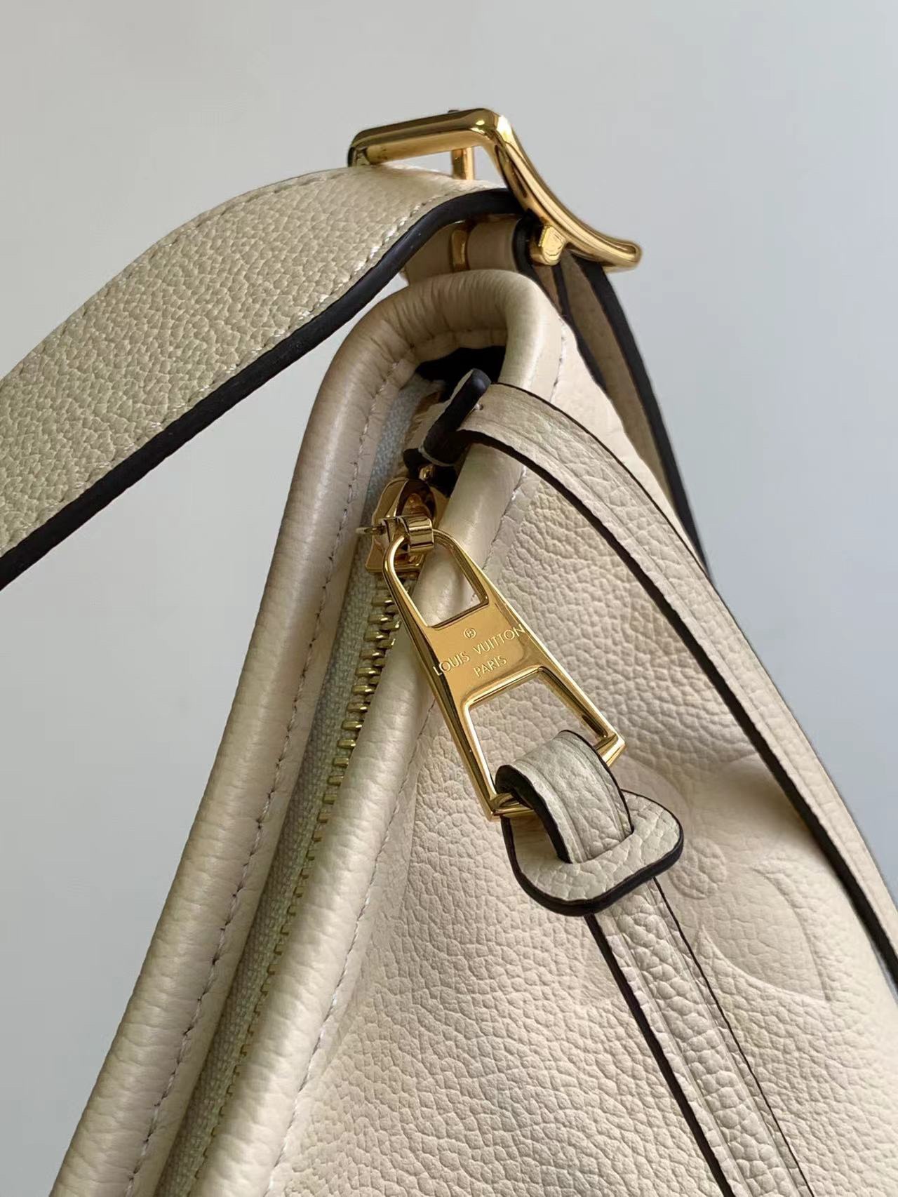 M46289 matching details CarryAll medium size handbag is made of Monogram Imprente embossed lea