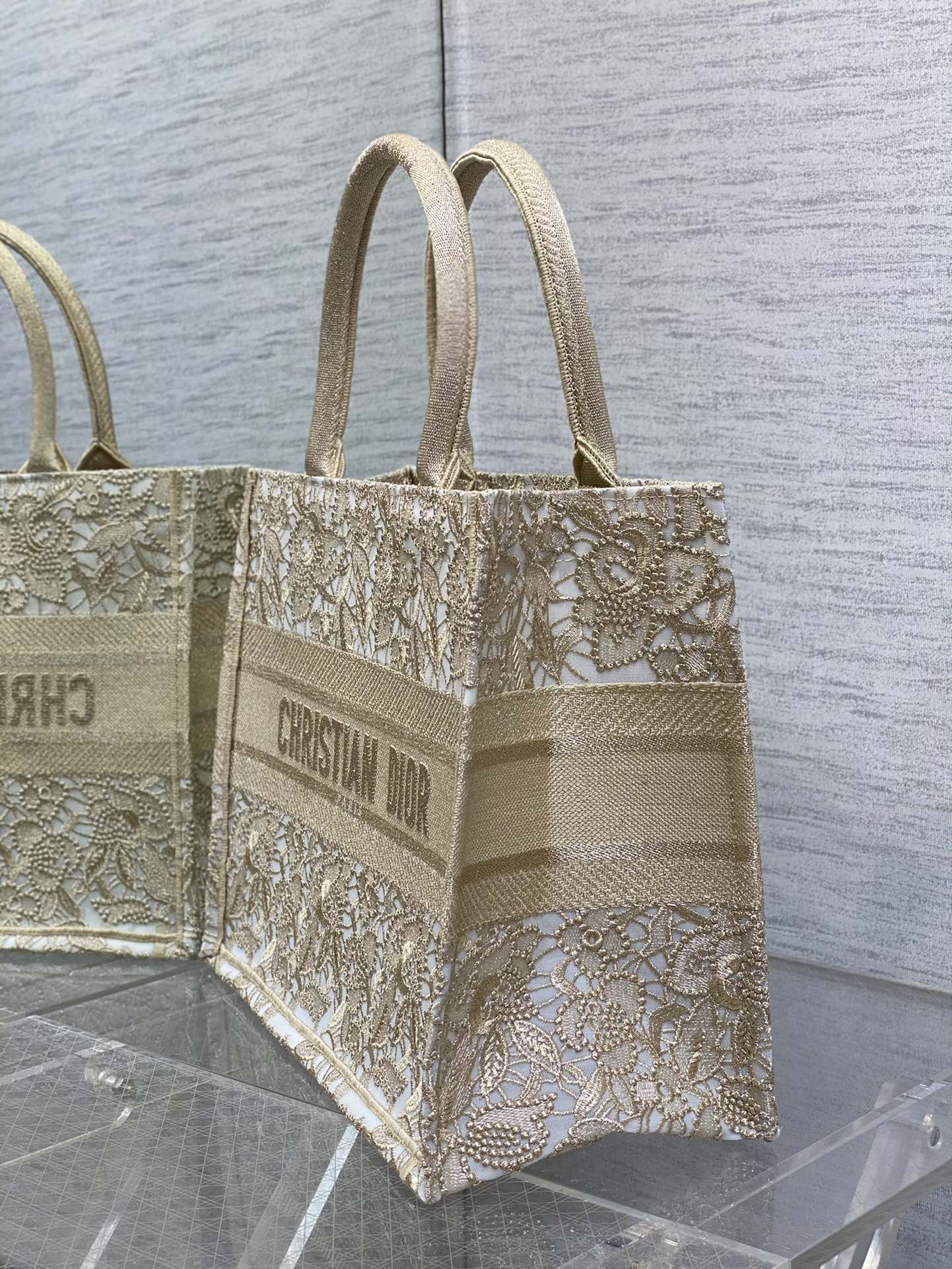 Totes latest lace mesh series is elegant and atmospheric When placed alone they are all glowin