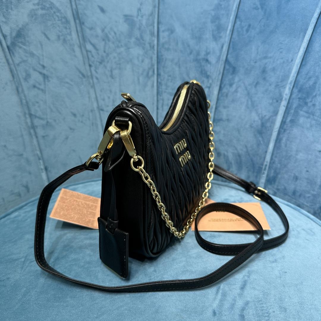 New Miumiu Pleated Chain Bag This brand new soft sheepskin shoulder bag features exquisite