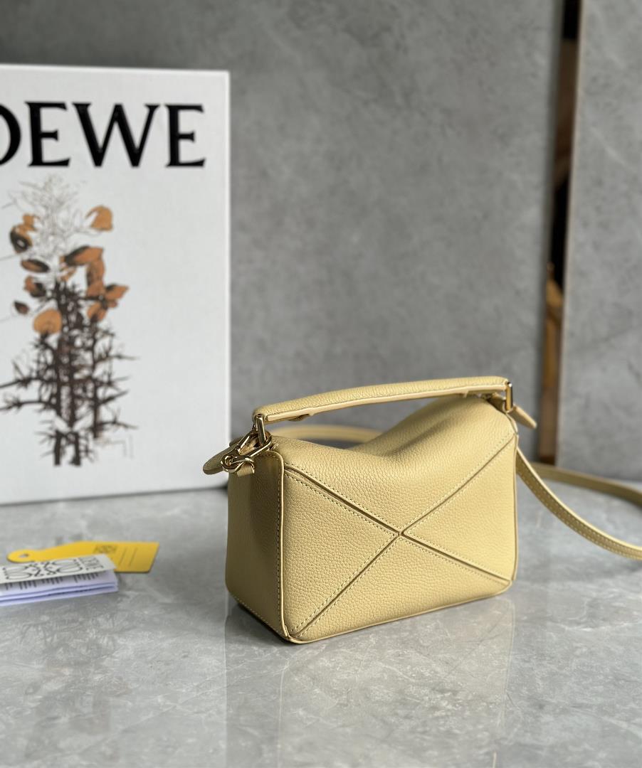 Mini LOEWE Luo Yiweis super cute mini geometry bag PUZZLE NEW is full of cool fashion sense bi