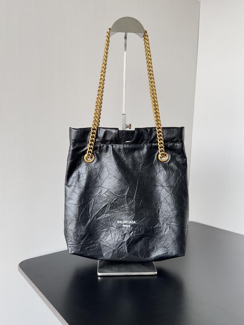 The brand with a brand new size handbag and a small size that attracts the forefront of the tr