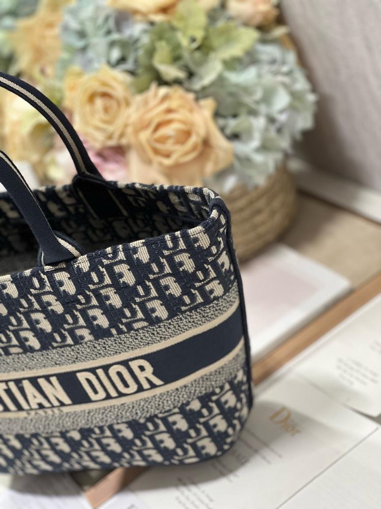 One of Chiuris most notable contributions to the Dior bag is the introduction of the bask