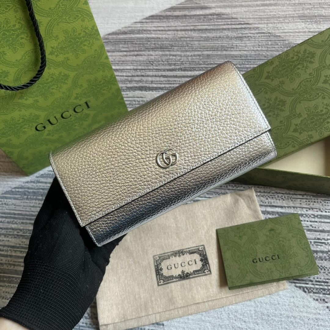 Equipped with a full set of packaging the GG Marmont series long wallet features dual G shaped ac