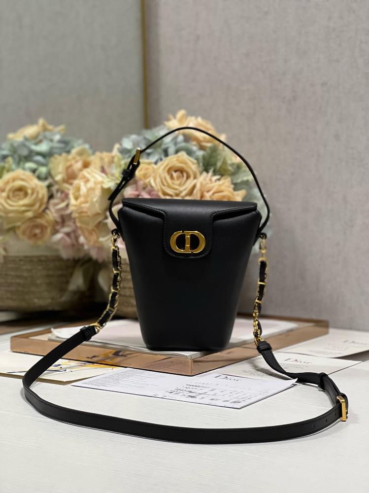 Dior30 MONTAIGNE Mini Chain Bucket Bag BlackThis 30 Montaigne mini chain bucket bag is a new addition to the early spring 2024 collection exquisite a