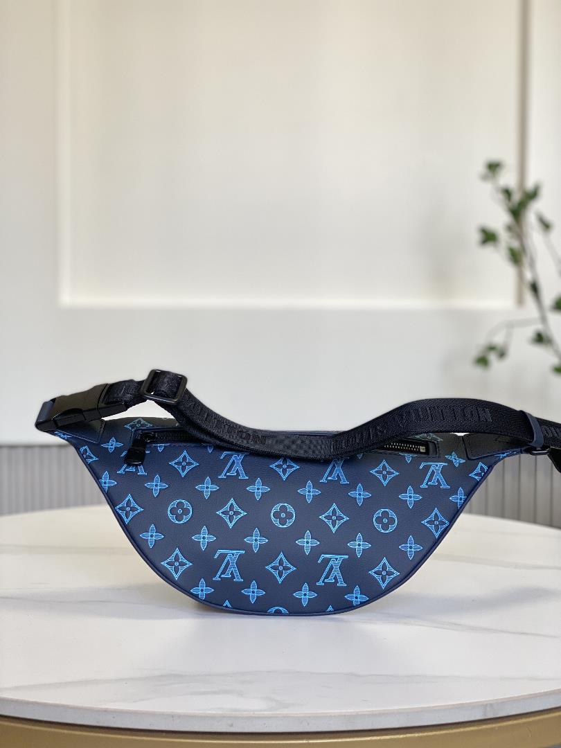 M46036 New Blue EmbossingThis Discovery waist pack is made of soft Monogram Shadow embosse