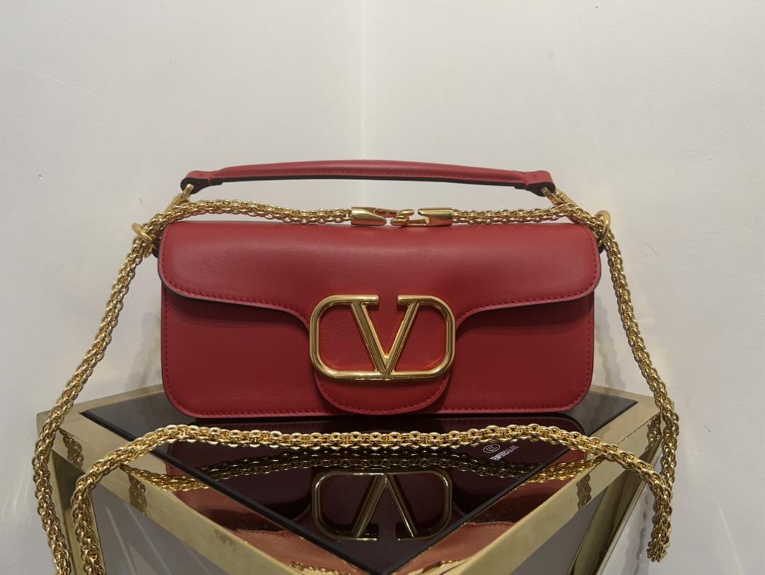 Large new Loc calf leather handbag decorated with metal VLogo SignatureEquipped with detachable hand