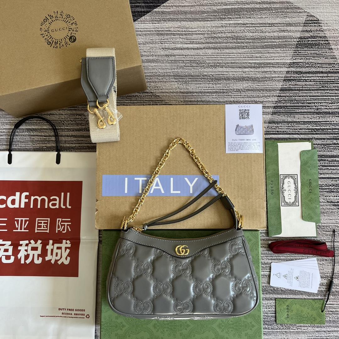 Equipped with a complete set of counter green packaging the new GG Mateless leather handbag interpre