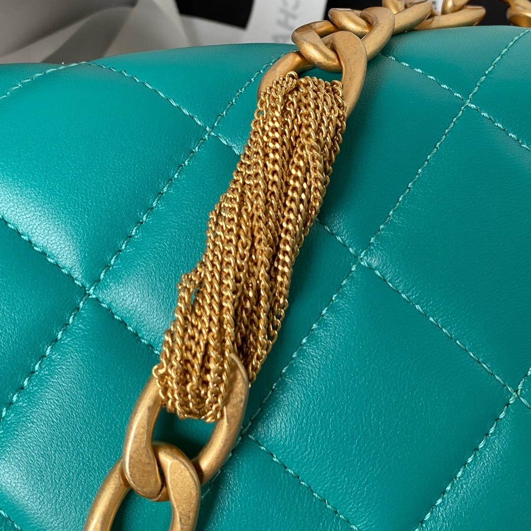 The 23A new AS4231 tassel classic rhombus flap bag is decorated with a bold gold chain to