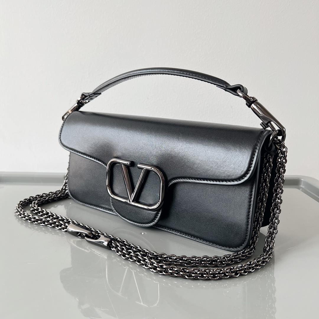 VALENTINO MINI LOC calfskinVLogo SignatureEquipped with detachable handle and detachable s