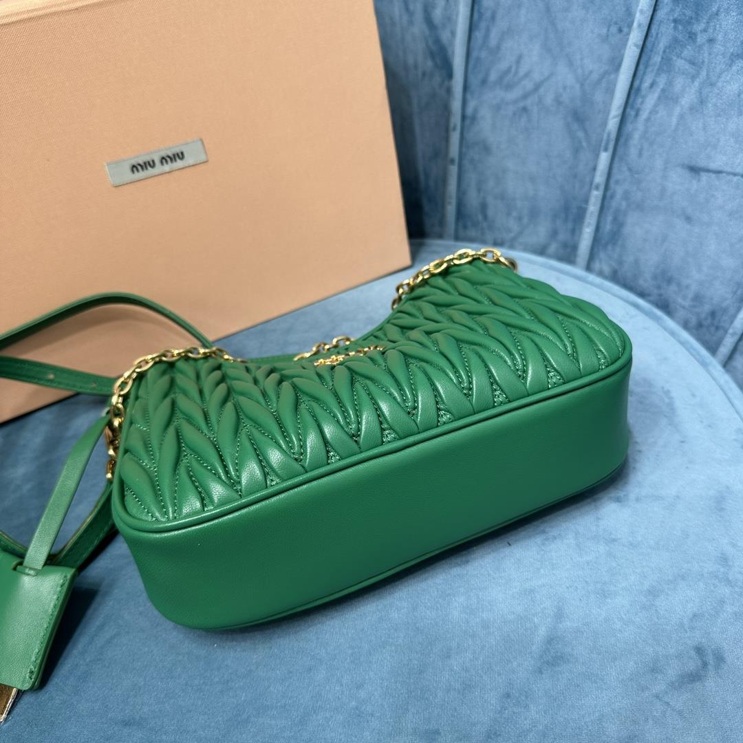 New Miumiu Pleated Chain Bag This brand new soft sheepskin shoulder bag features exquisite