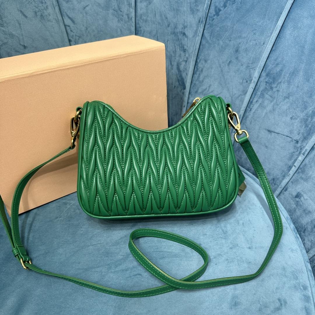 New Miumiu Pleated Chain Bag This brand new soft sheepskin shoulder bag features exquisite