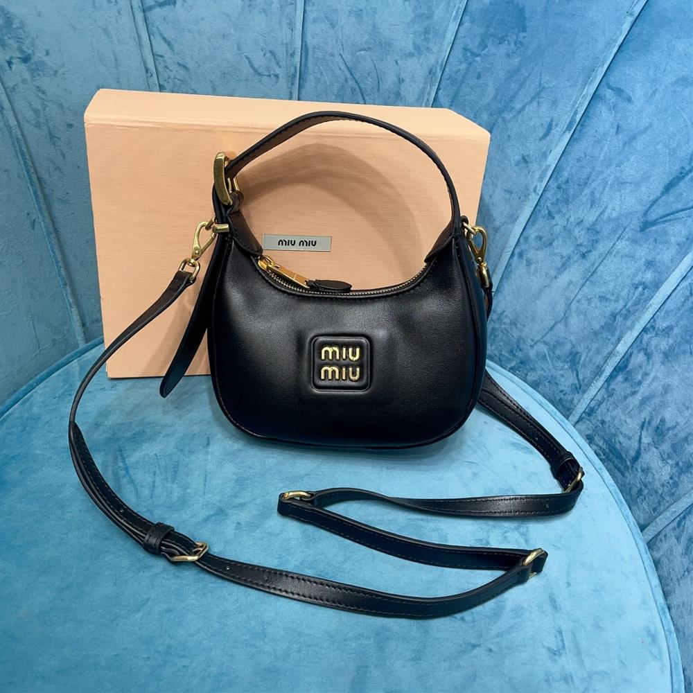 M family 5BP084 Miu familys showy hobo bag mainly promoted on the official website is definitely a popular style this year It is made of topnotc