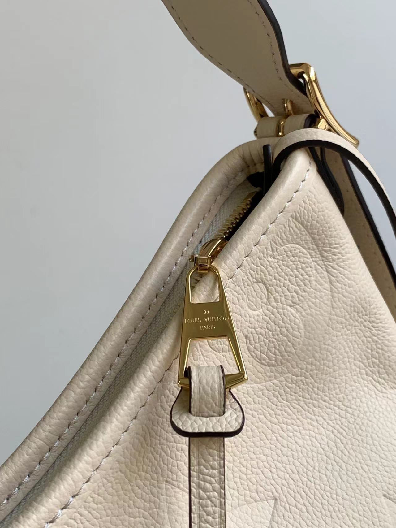 Exclusive live shot of M46288 meter whitematching version  The M46203 CarryAll small handbag i