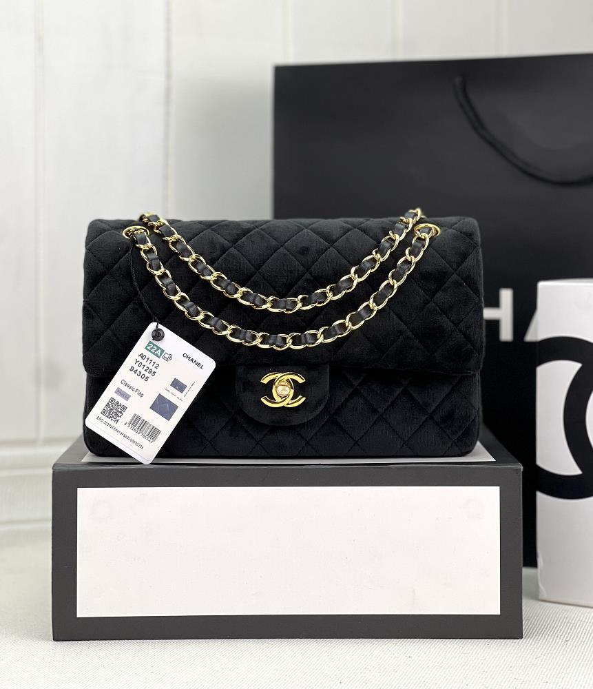 1112116 Chanel CF woolen fabric series This is a bag that can be praised by all friends around us for its beauty and elegance Upon closer inspectio