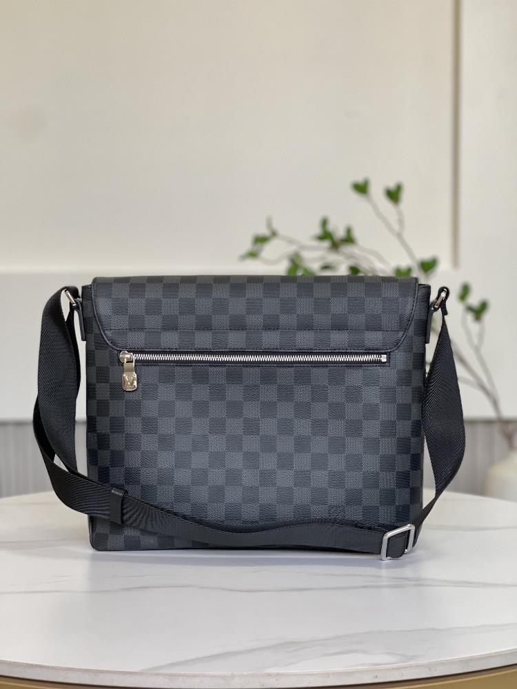 The N40350 messenger bag is the epitome of sophistication with its sleek design and iconi