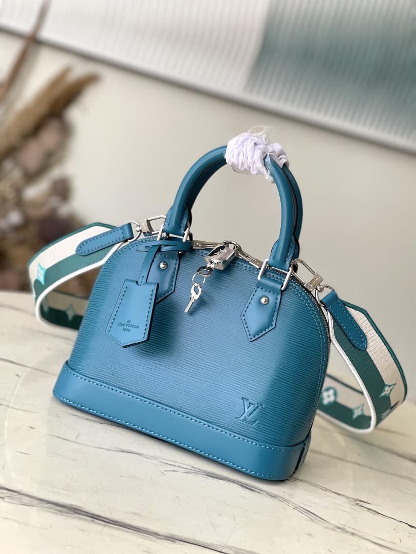 M20609 TurquoiseThis Alma BB handbag is made of iconic Epi grain cow leather outlining decorative a