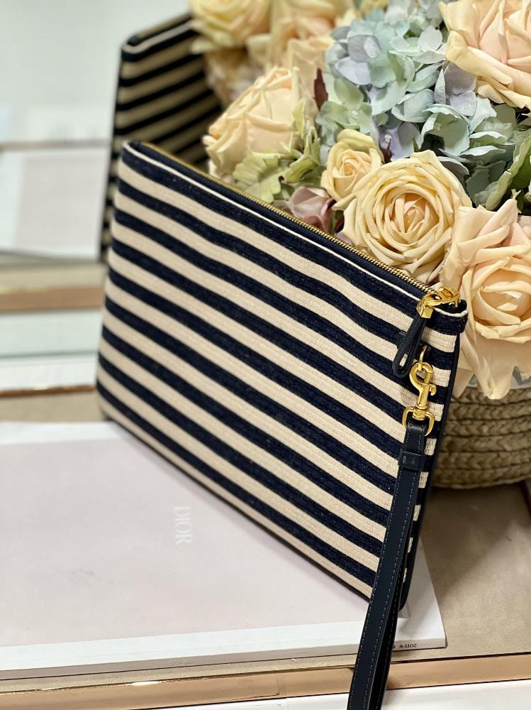 Dior New Handbag StripeThis handbag is stylish and minimalist Crafted with natural and de