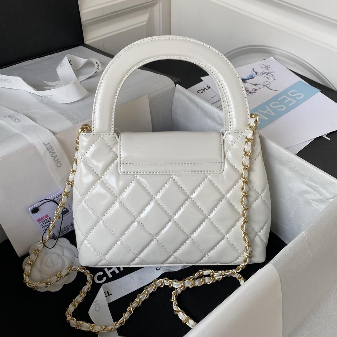 Chanels new bag is too beautiful Chanel 23 24 Autumn and Winter Show is full of camellias and 