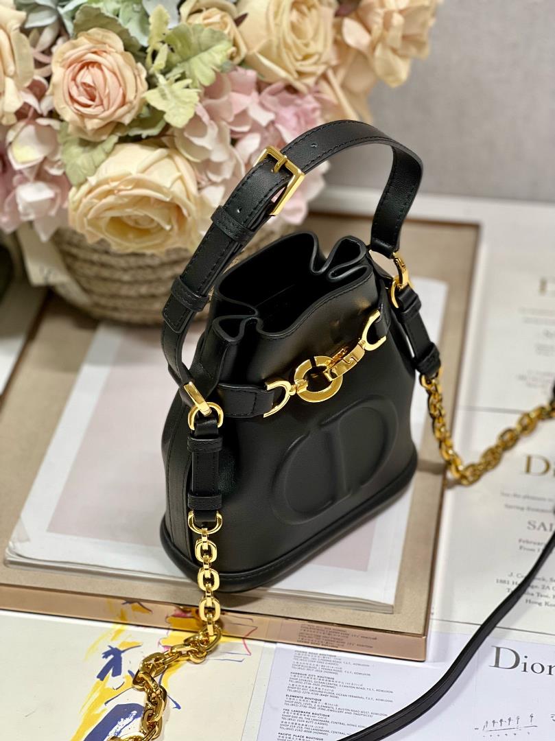 CEST DIOR Small Handbag BlackThis Cest Dior handbag is a new autumn 2023 item elegant and clas