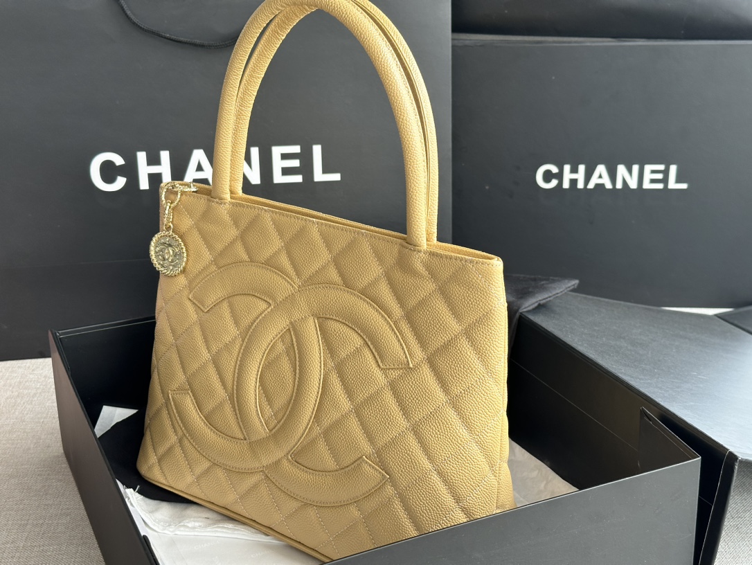 CHANEL model AS1804, 2022, the all-new Ultimate Edition, recreates the classic Vintagep Hilton