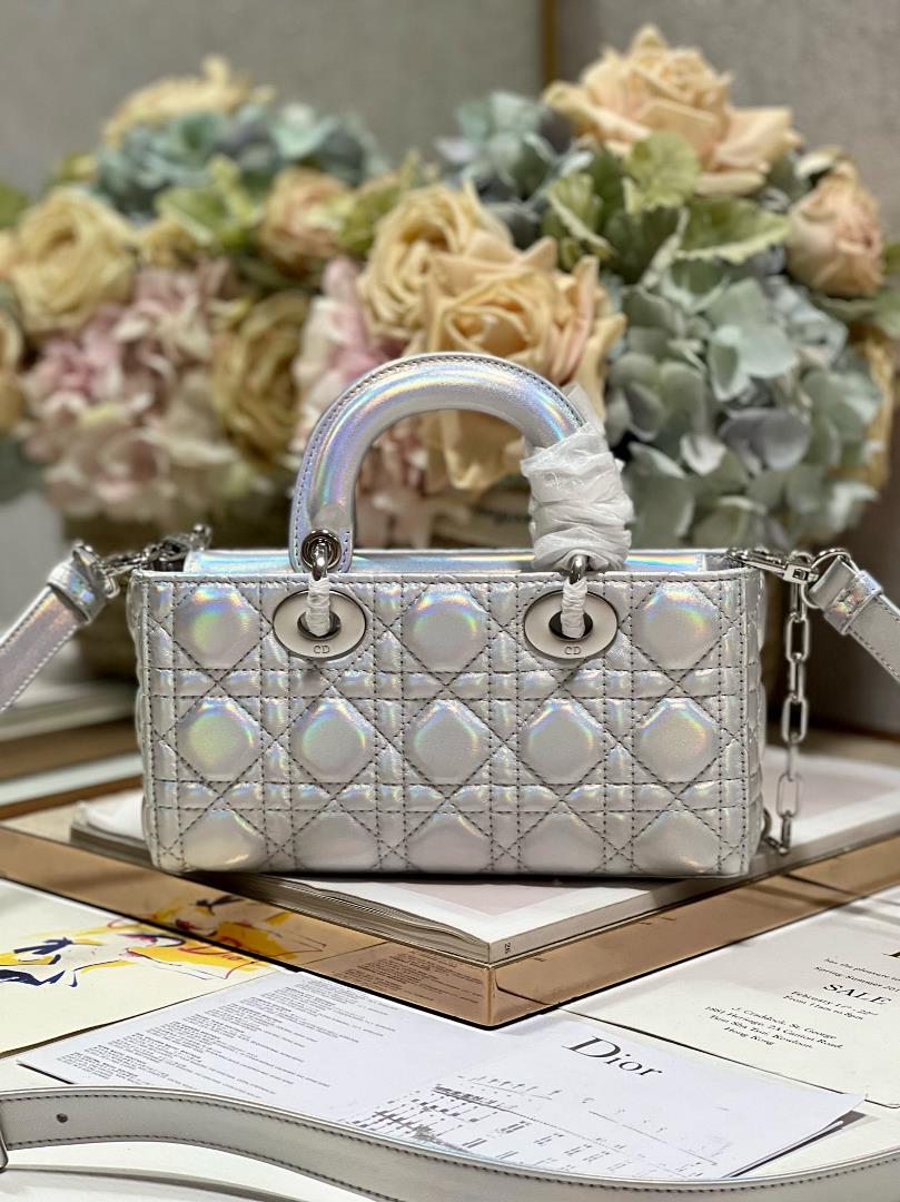 Small DIOR OR LADY DJOY handbag fluorescent silver grayThis Lady DJoy handbag comes from t