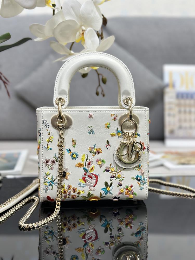 Ladys three grid embroidered flower beads are meticulously crafted from milk white cow leather and adorned with multicolored small flower embroidery