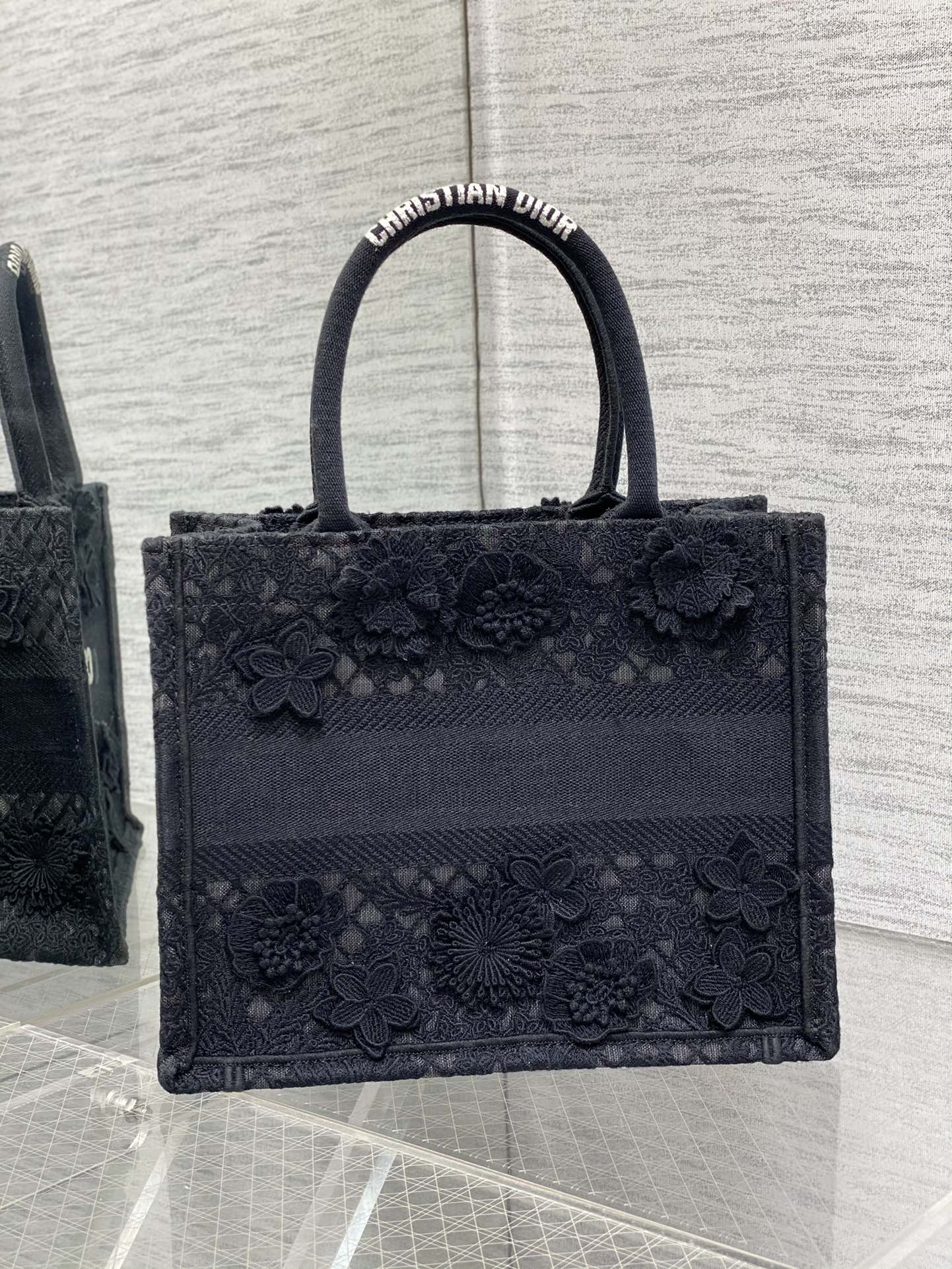 The latest pair of floral lace series has been shipped in a cool and refreshing mannerTotes la