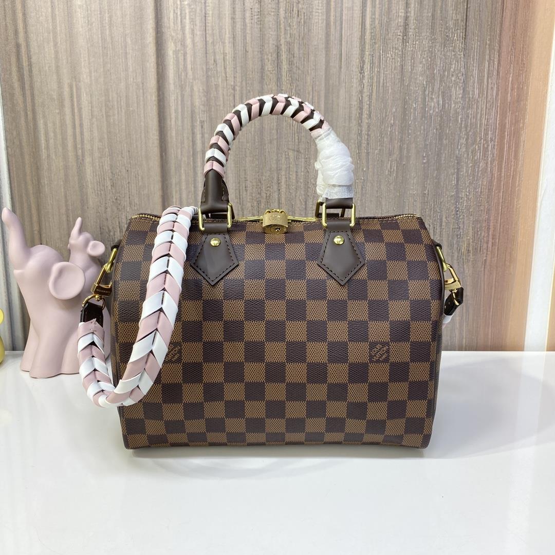 N40450 SPEEDY BANDOULIRE 25 handbagThe Damier Azur canvas features a leather finish and the SPEEDY B