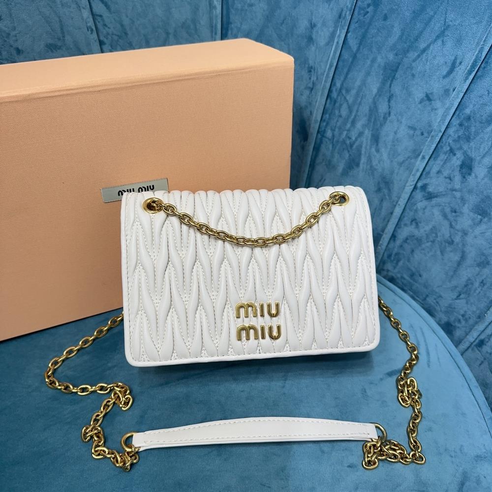 The miumiu familys new stock new soft sheepskin handbag features the classic 5BP065 logo Matelasse pleated pattern It is made of top grade imported