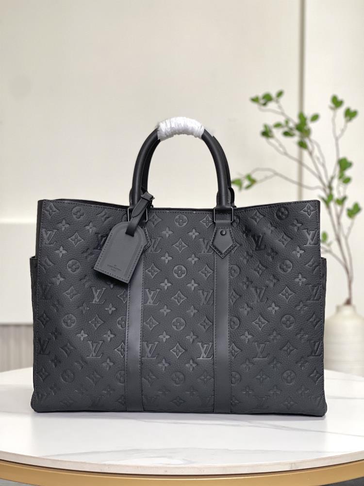 The M21865 Sac Plat 24H handbag is made of Monogram embossed Taurillon leather adding a convenient external patch pocket for both sides of the lining