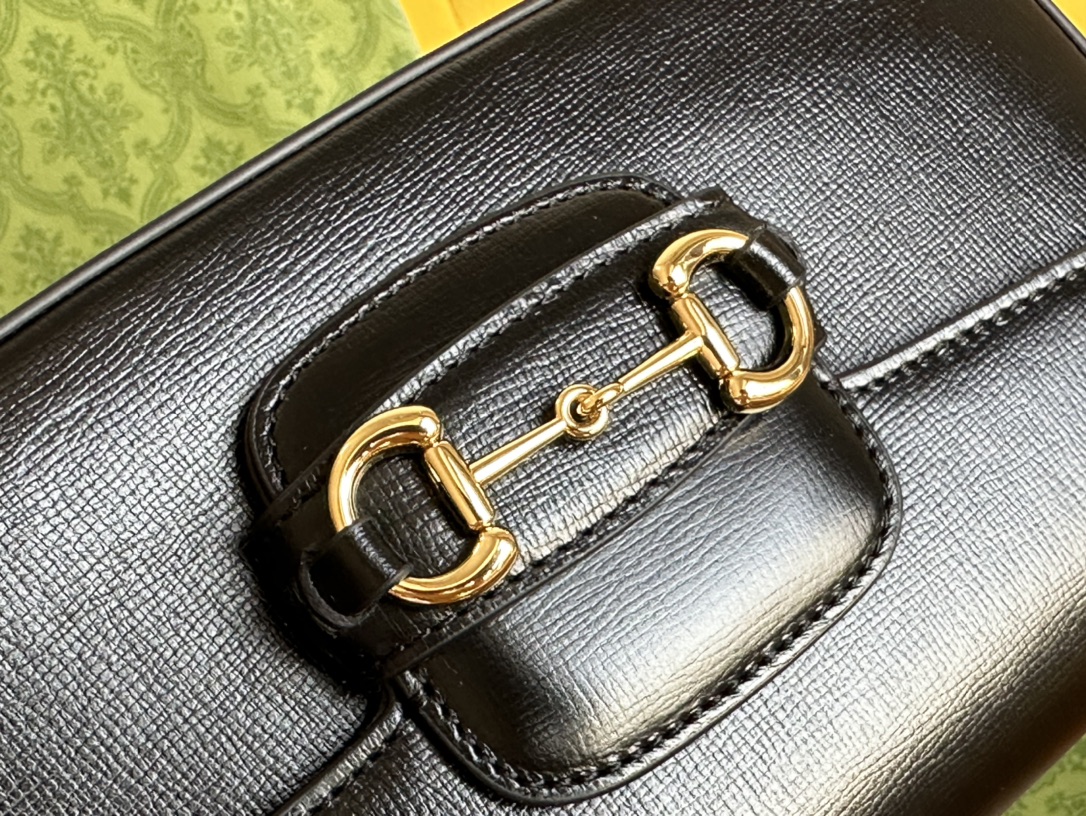 go, highlighting the unique charm of the horseshoe buckle. This design pattern is inspired by 