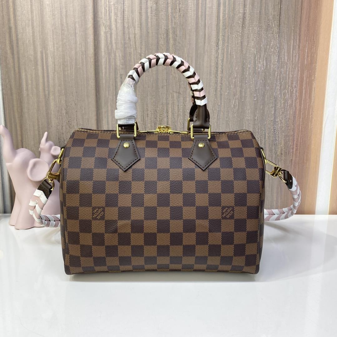 N40450 SPEEDY BANDOULIRE 25 handbagThe Damier Azur canvas features a leather finish and the SP