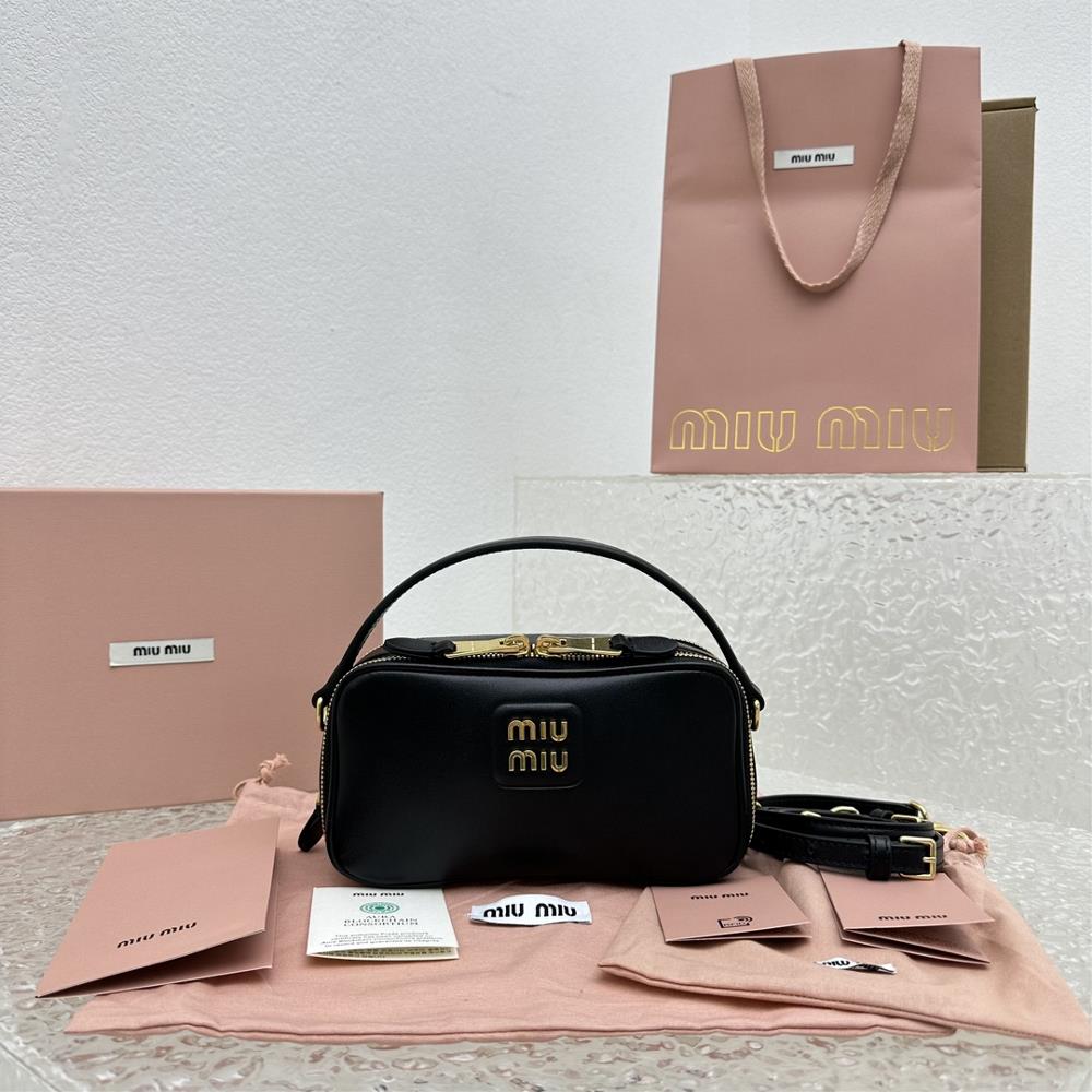 miumiu Whole skin blackAutumnWinter series handheld crossbody camera lunch box bagMiao Miaos momentum is strong The new lunch box bag is made of bl