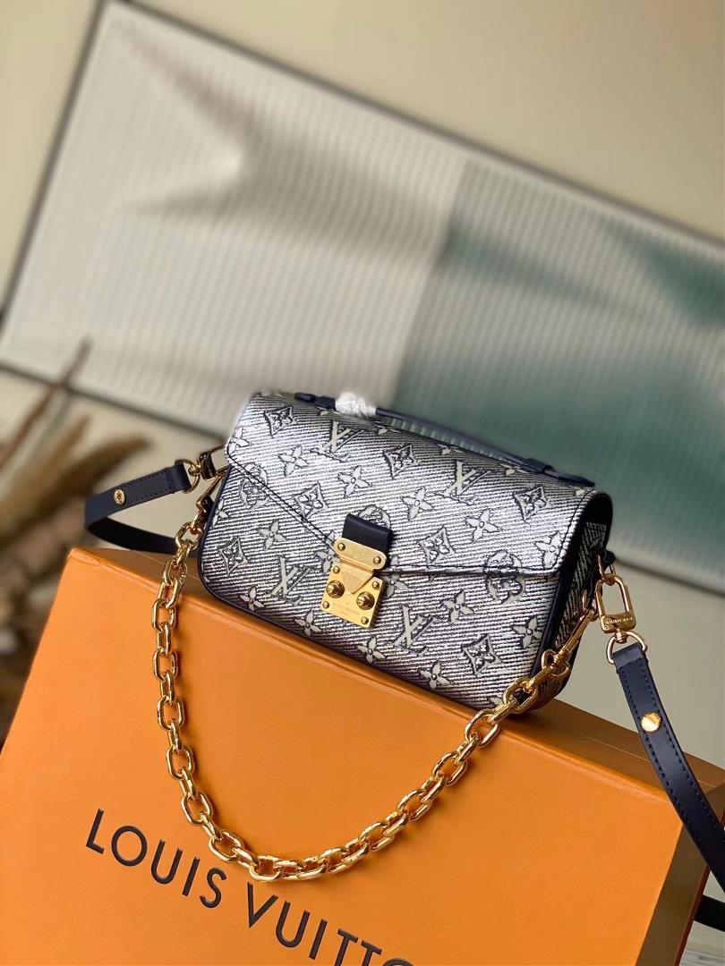 The toplevel original M22834 Pochette Mtis East West handbag is made of Monogram canvas and feature