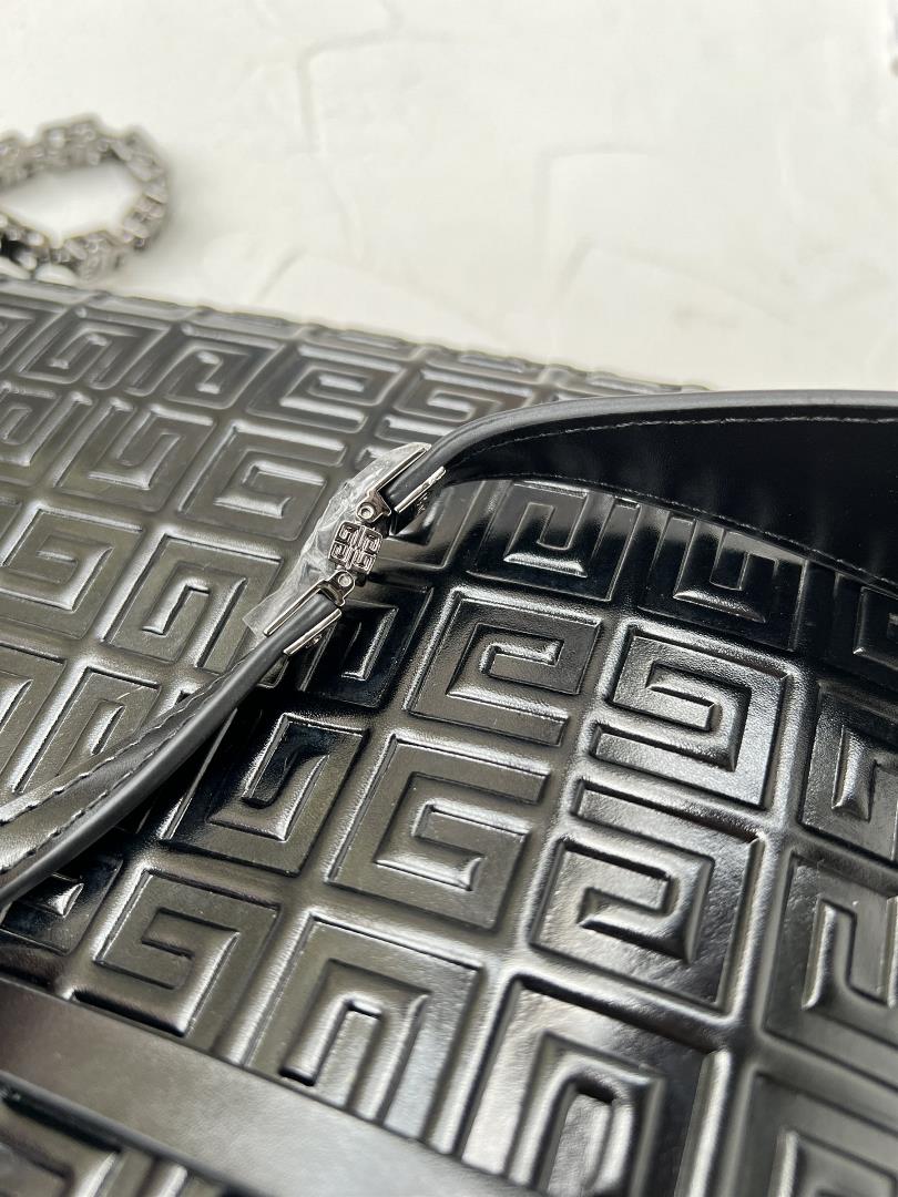 bath 650 French brand Ghome launches Vshaped Cut Out handbag in 2022Black embossed pattern sma