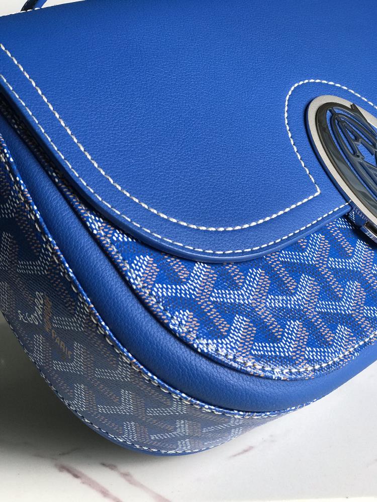 GOYARD 233 lll retains the iconic elements of the classic version such as eyecatching me