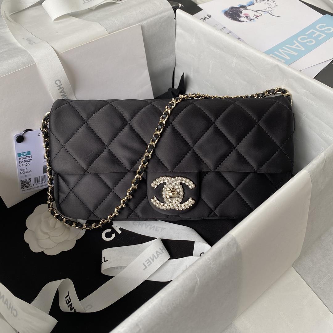 The Chanel23A popular pearl stick bag AS3791 has the same actual capacity as the CF small size but