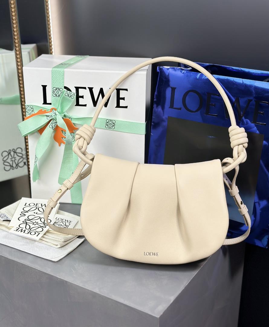 Brand new handbag beige white Size 25178cm Exquisite workmanship simple and elegant silhouette uni