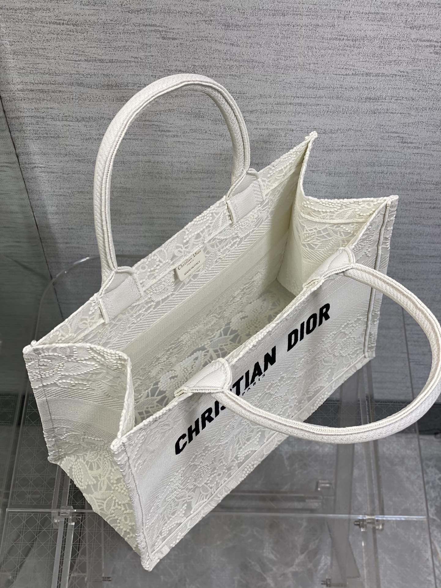 Totes latest lace mesh series is elegant and atmospheric When placed alone they are all glowin